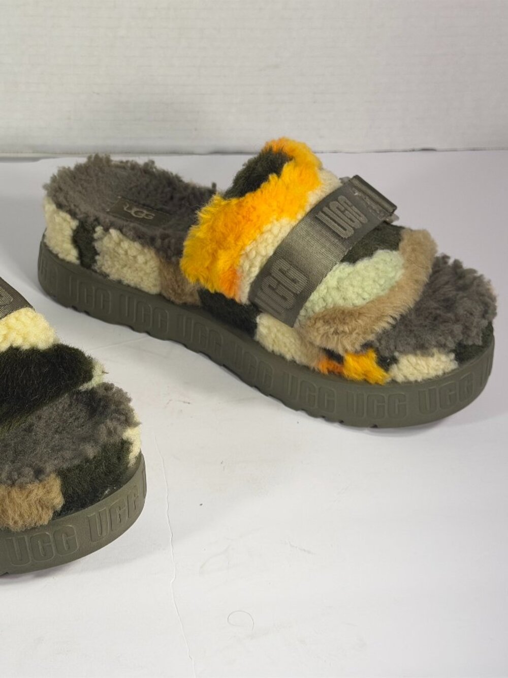 Ugg Size 7 women's fluffy Sandals